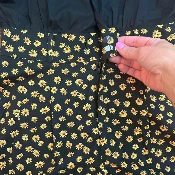 We Wore What Women's Romper Shorts Size Small Sunflower Floral Short Sleeve NWT - Picture 3 of 8